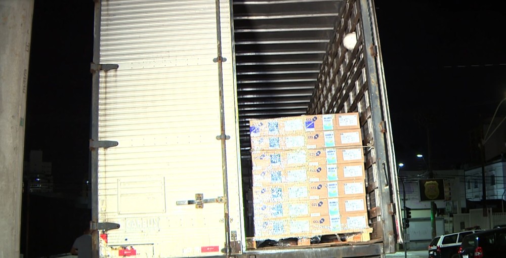 Polícia recupera caminhão com carga de produtos adesivos e prende homem por receptação em Campinas
