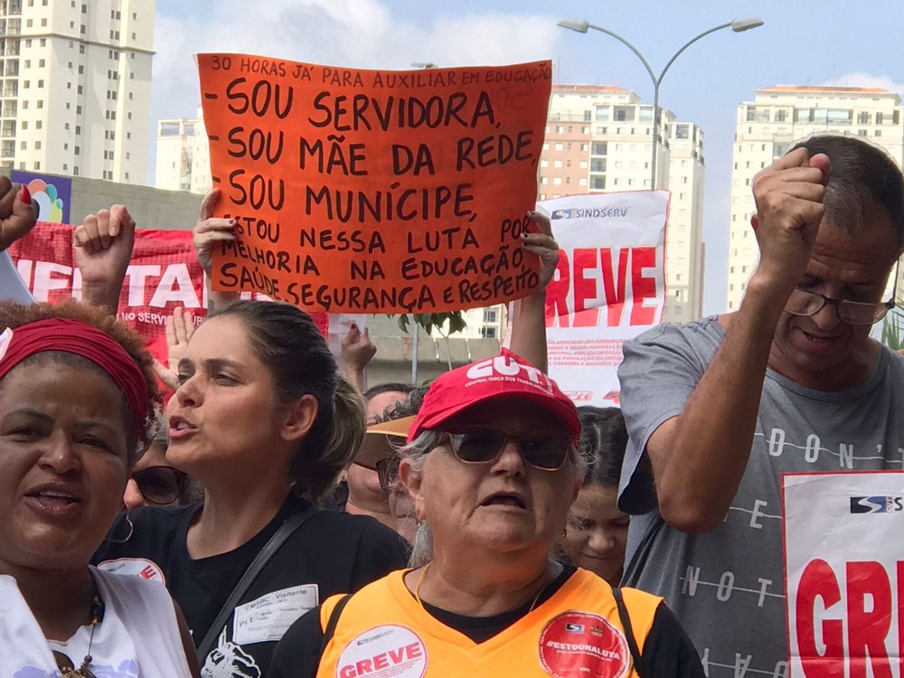 No 10º dia de greve, servidores de São Bernardo do Campo protestam em frente à Câmara por reajuste salarial