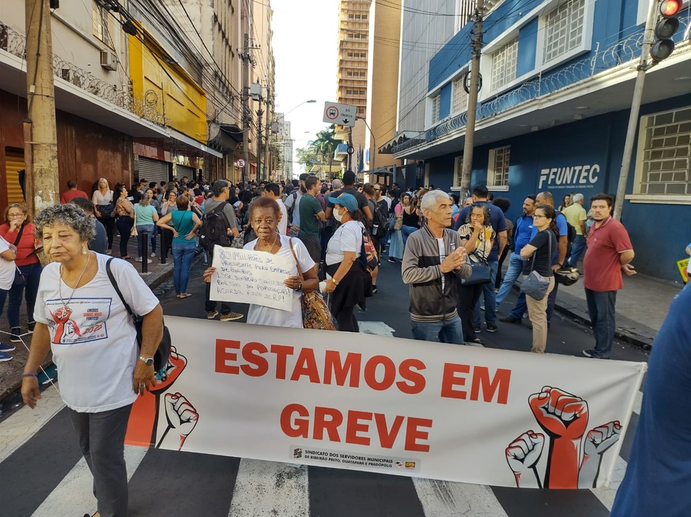 Por reajuste salarial, servidores protestam em frente à Prefeitura e entram em greve em Ribeirão Preto, SP