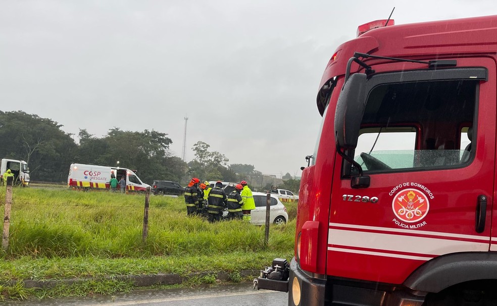 Carro capota, deixa motorista ferida e gera 6 km de lentidão na Dutra em São José dos Campos, SP