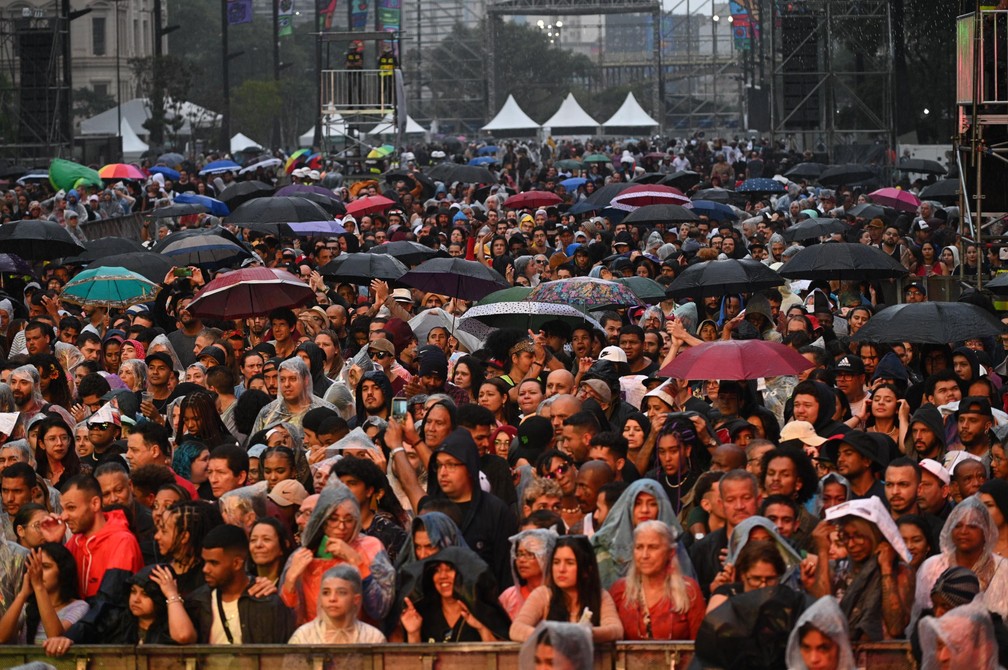 com céu nublado e chuva fraca, público se diverte na Virada Cultural em SP neste domingo