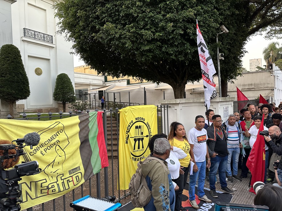 Protesto antirracista em apoio a Vini Jr. reúne manifestantes no Consulado da Espanha em SP