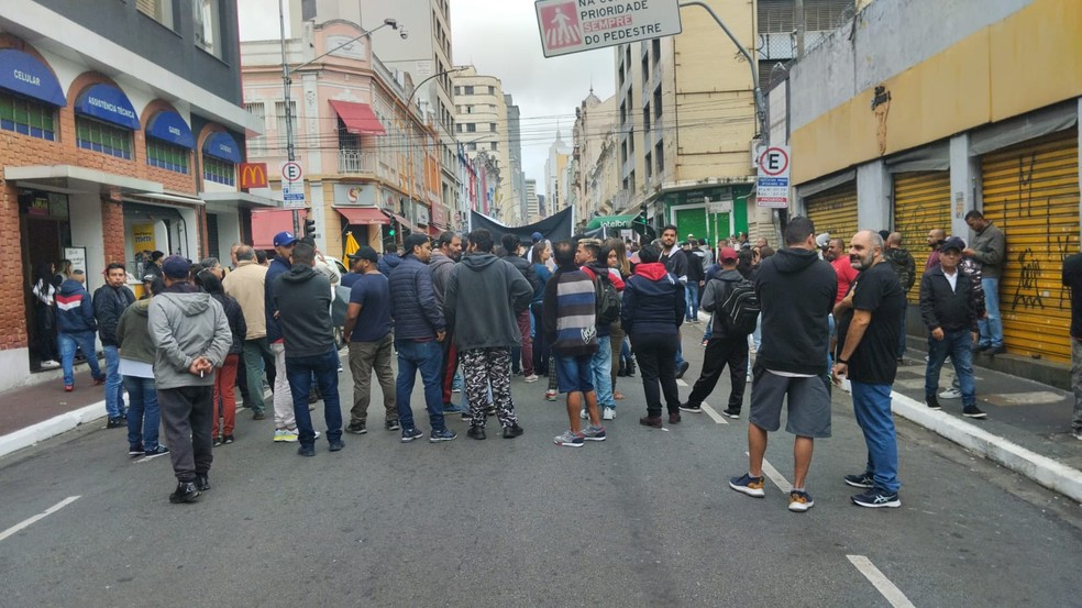 Lojistas fecham comércios e protestam contra insegurança na Santa Ifigênia, no Centro de SP