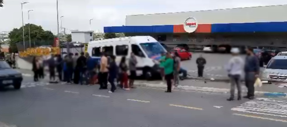 Van da EMTU atropela e fere pedestres em Guarulhos, na Grande SP