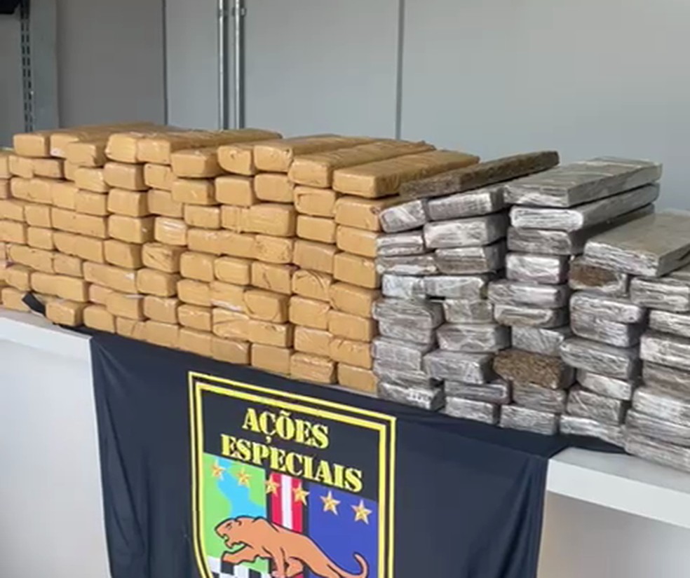 Homem é preso com 138 tijolos de maconha escondidos dentro de sofá em Americana