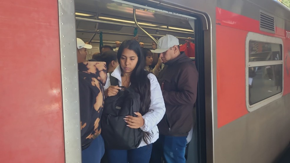 Falha afeta operação da Linha 9-Esmeralda; vagões foram esvaziados e passageiros tiveram que ‘pular’ de um trem para outro