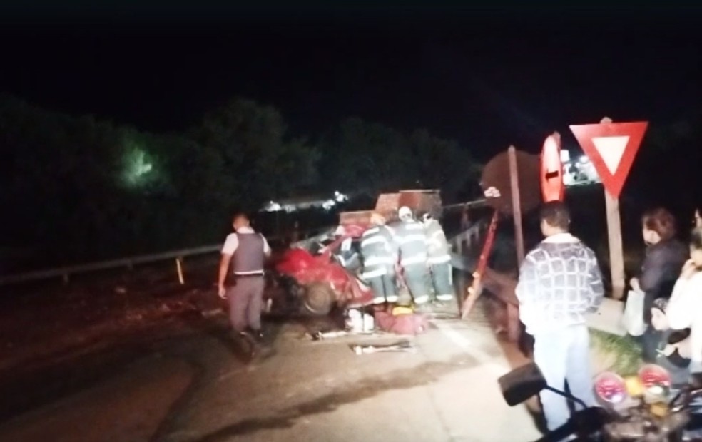 Motorista morre ao ter carro atingido por caminhão em Laranjal Paulista; câmera flagrou acidente