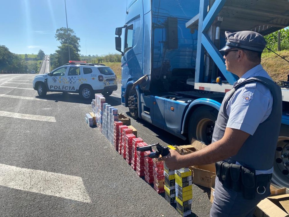 Polícia Rodoviária apreende arma, munições e cigarros sem nota fiscal com caminhoneiro no interior de SP