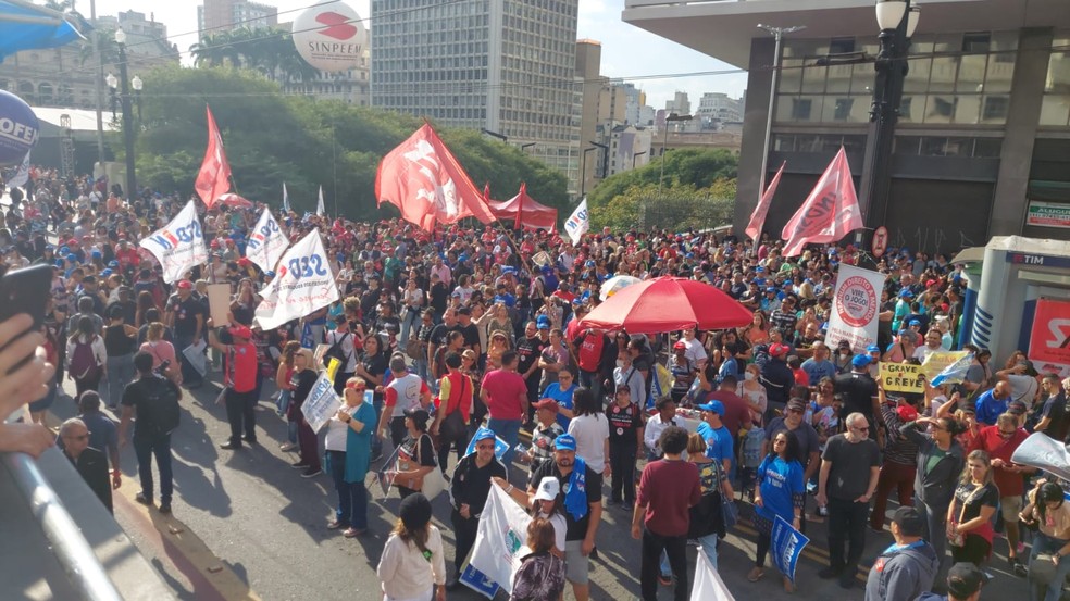 Servidores municipais de SP protestam no Centro por melhores condições de trabalho e valorização salarial