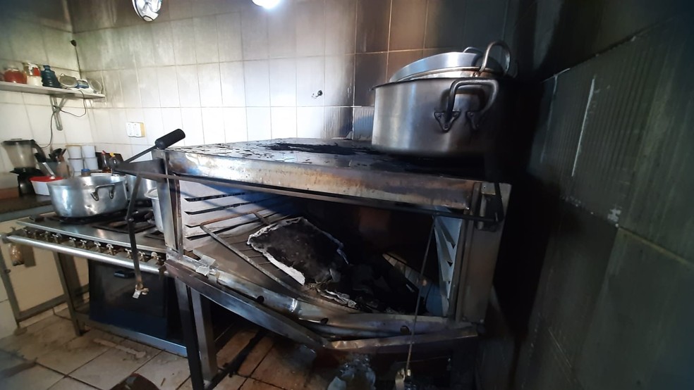 Foco de incêndio em cozinha de escola municipal mobiliza bombeiros em Agudos