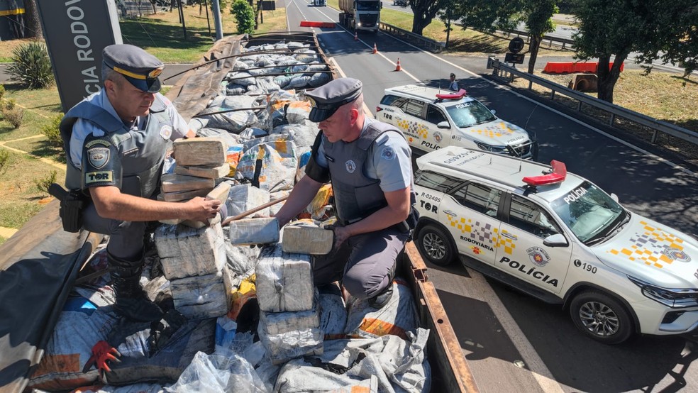 Homem é preso ao transportar tabletes de cocaína entre carga de carvão vegetal na rodovia Marechal Rondon