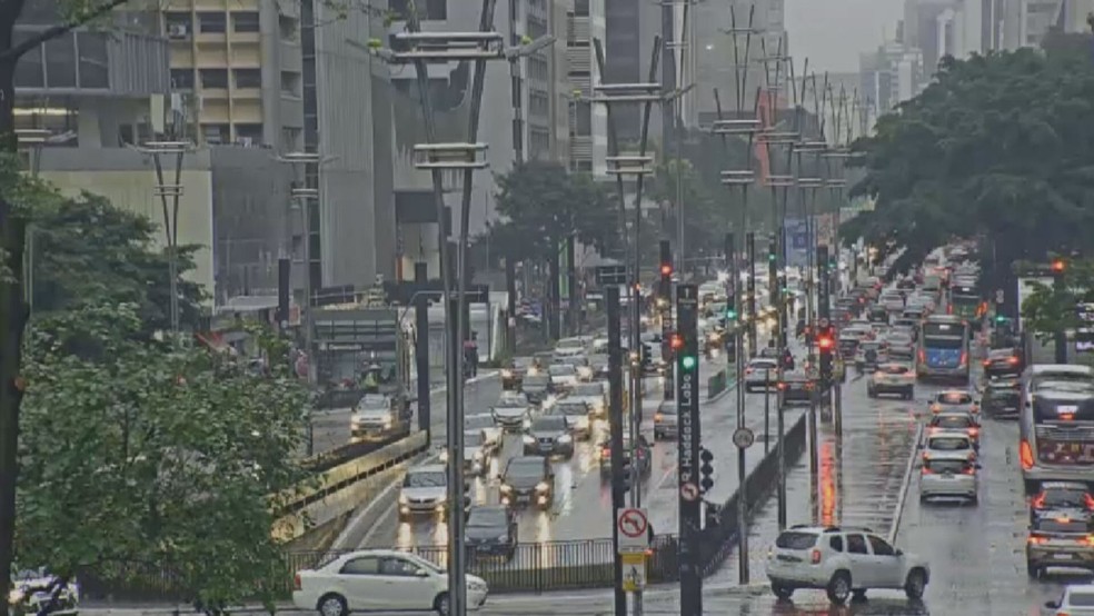 Com chuva e frio, cidade de SP tem trânsito acima da média na manhã desta quarta-feira