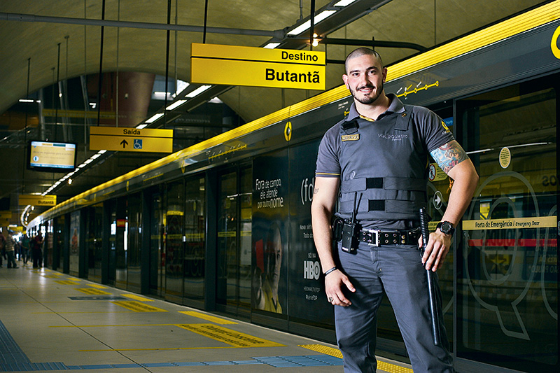 Segurança do Metrô de SP dá ‘mata-leão’ em homem negro durante abordagem e causa confusão na estação Barra Funda