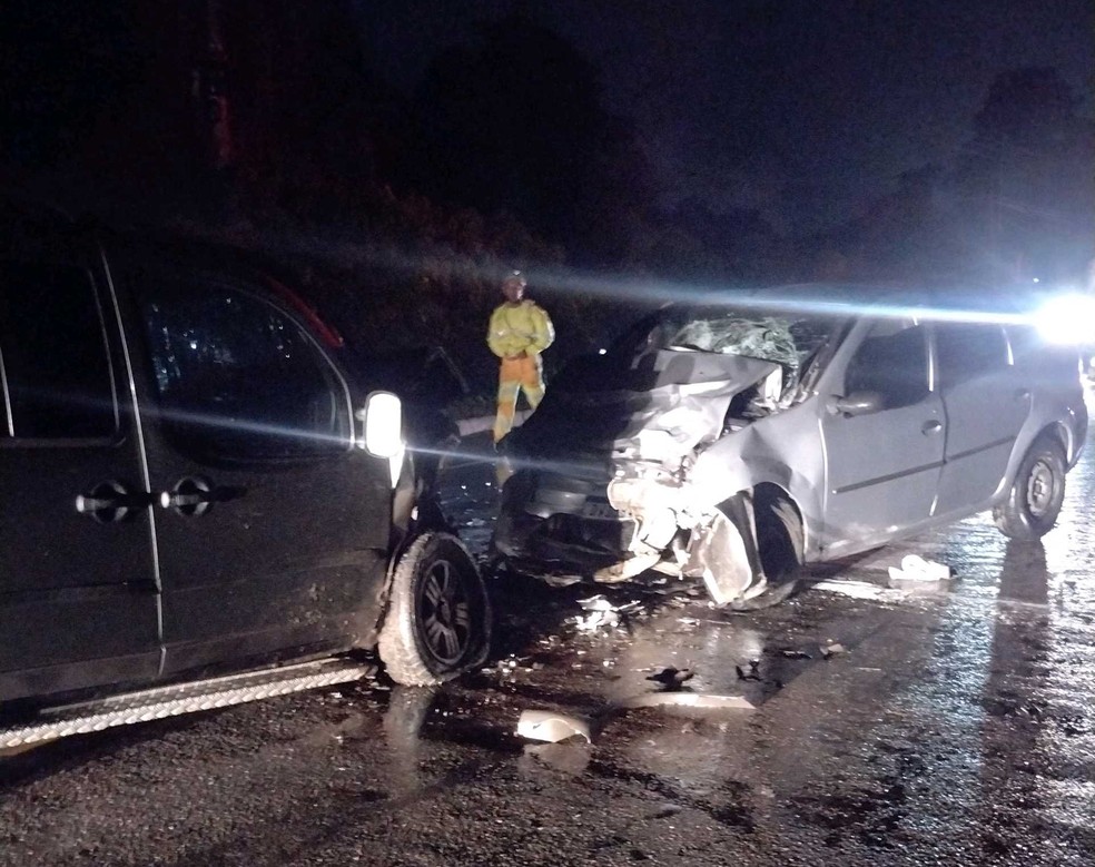 Quatro ficam feridos após colisão frontal entre dois carros na Rio-Santos em Ubatuba, SP
