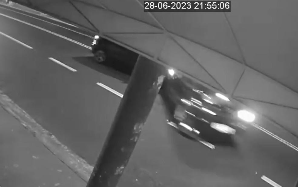 Motorista em fuga da PM bate carro na Avenida Dom Pedro I em Ribeirão Preto.