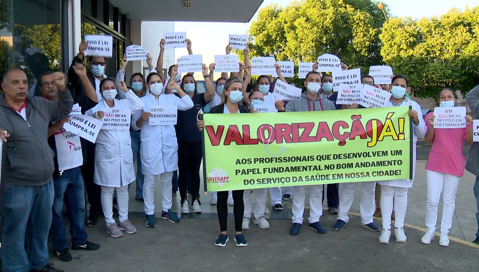 Trabalhadores da saúde protestam por cumprimento do piso salarial em frente à UPA da Zona Norte de Presidente Prudente