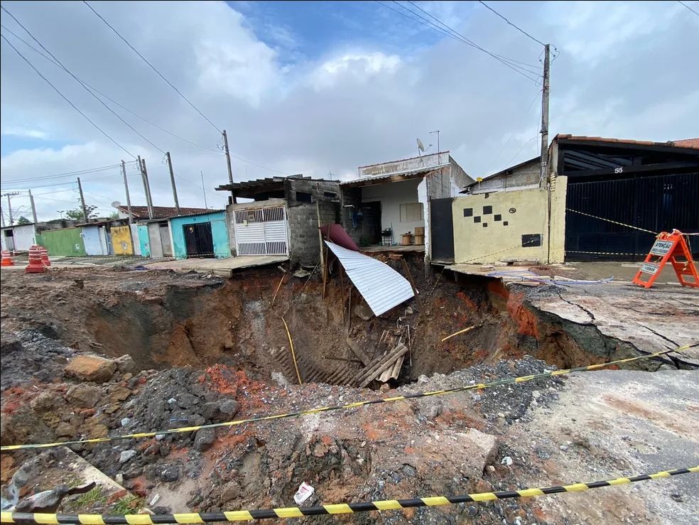 Nove famílias seguem fora de casa após interdição por cratera do Jardim Mourisco, em Taubaté