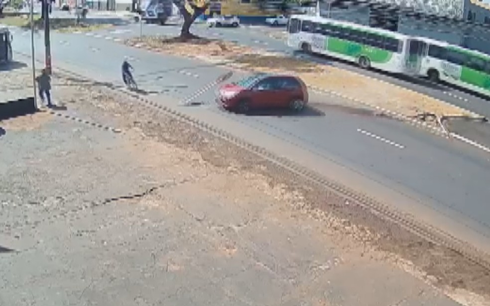 Motorista perde controle e causa acidente com ciclista na Avenida Costa e Silva em Ribeirão Preto,