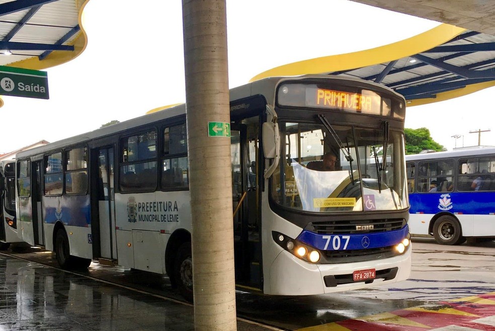 Sem receber salários, funcionários do transporte público de Leme paralisam linhas de ônibus