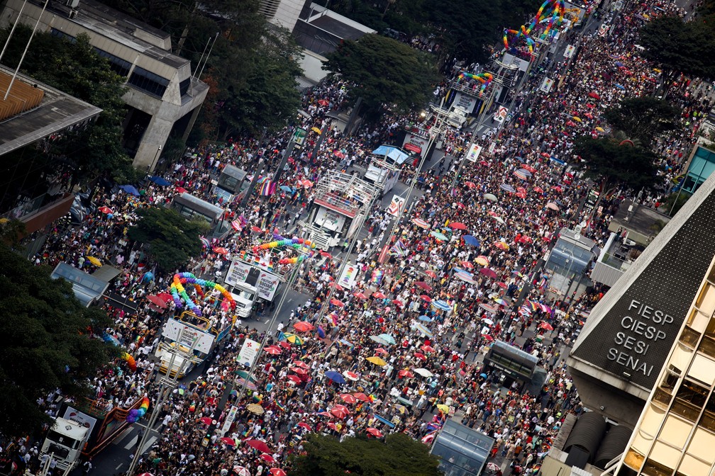 27ª Parada do Orgulho LGBT+ reúne multidão em SP: ‘Queremos políticas públicas’ é o tema desta edição