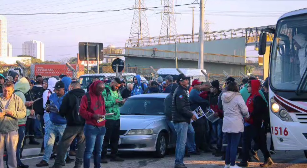 Trabalhadores da Revap protestam após morte de funcionário em São José dos Campos, SP