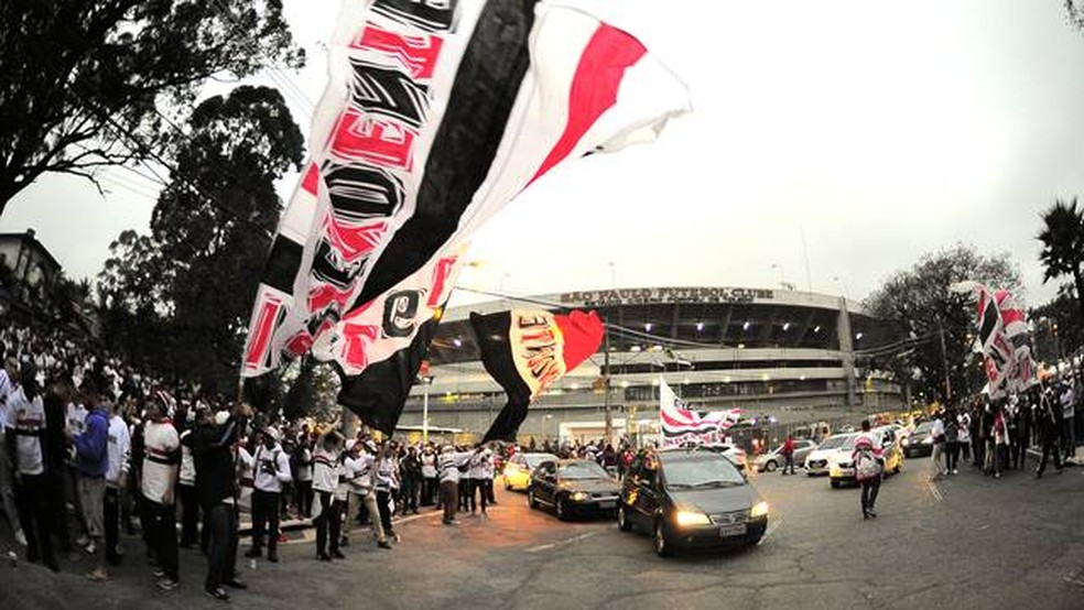 Recurso do MP derruba liberação de bandeiras com mastros nos estádios de futebol no estado de SP