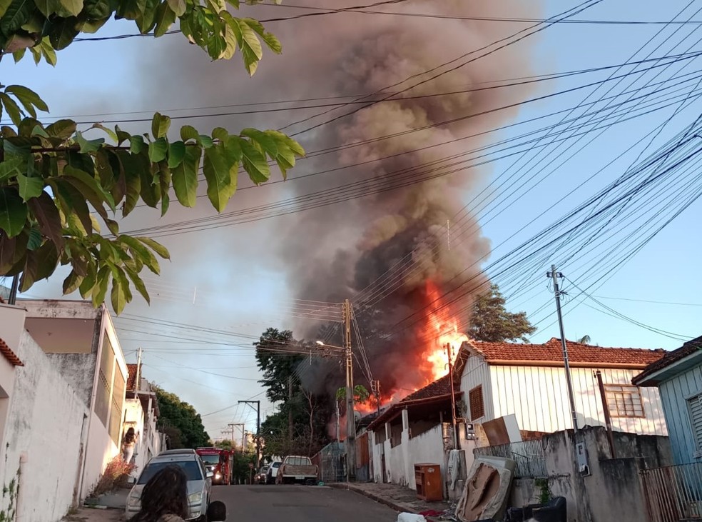Incêndio destrói casa de madeira na Vila Marcondes, em Presidente Prudente