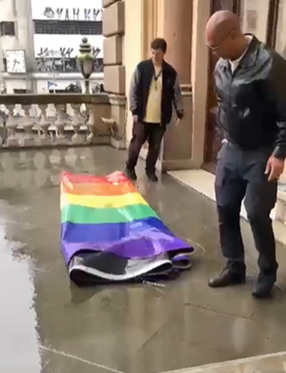 Após Prefeitura de SP retirar, bandeira LGBTQIA+ é recolocada no Theatro Municipal