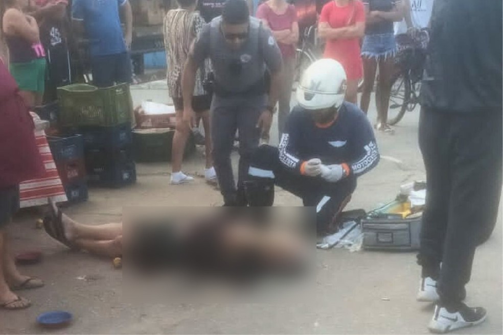 Policial militar aposentado morre após ser baleado por dupla de moto em feira livre em Guarujá, SP;
