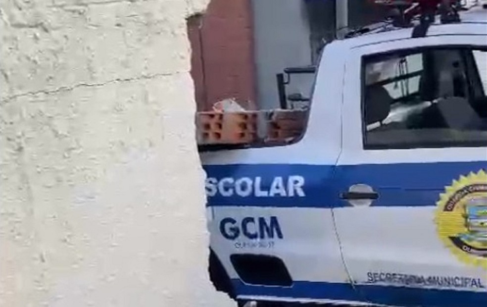 Viatura da Guarda Civil de Ourinhos se envolve em acidente e derruba parte do muro de escola estadual