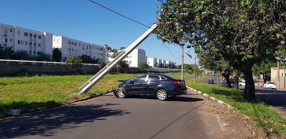 Carro atinge poste da rede elétrica na Vila Maristela, em Presidente Prudente, e interdita Rua Gaspar Ricardo