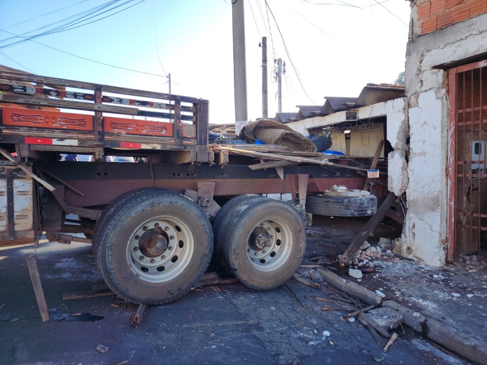 Caminhão perde o freio, desce ladeira de ré e invade duas casas em Limeira