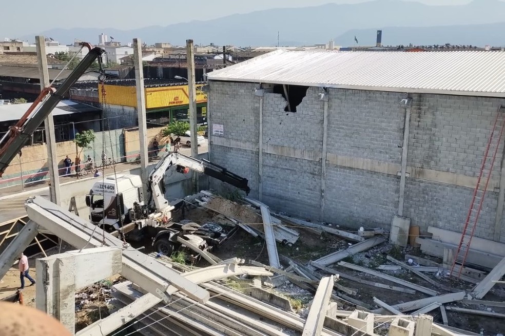 Trabalhador morre e dois ficam feridos após estrutura de obra irregular desabar no litoral de SP;