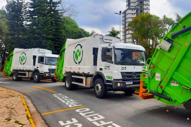 Coletor de lixo morre atropelado por caminhão da coleta em Bragança Paulista, SP