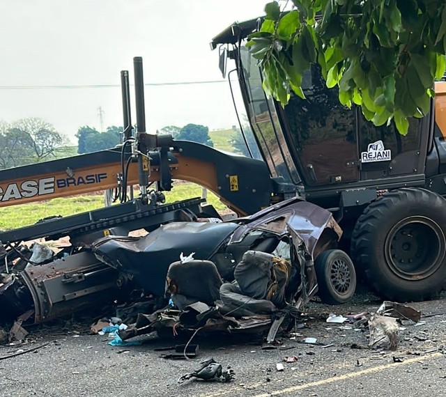 Homem morre em acidente de trânsito entre carro e motoniveladora em Dracena