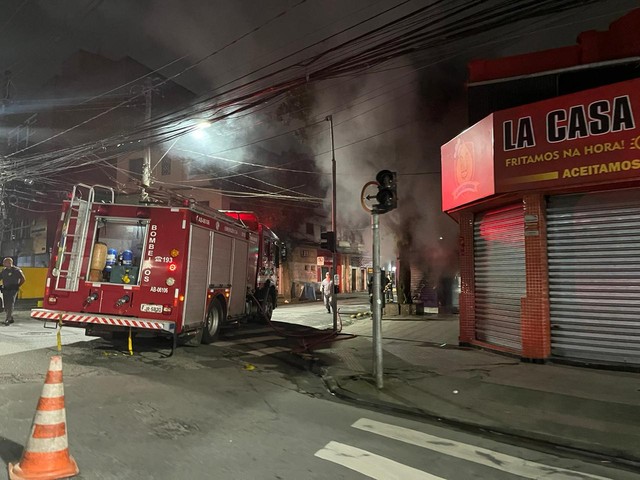 Banca de jornal pega fogo no bairro Encruzilhada, em Santos, SP