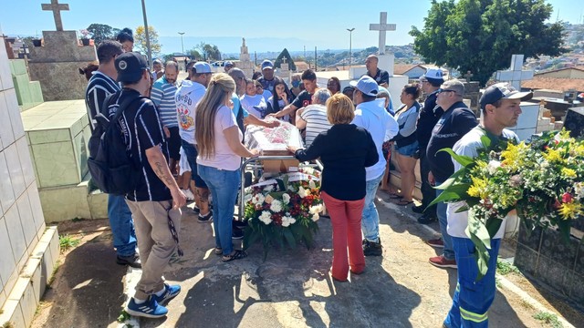 Torcedores do Corinthians mortos em acidente com ônibus são enterrados nesta terça (22) no Vale do Paraíba