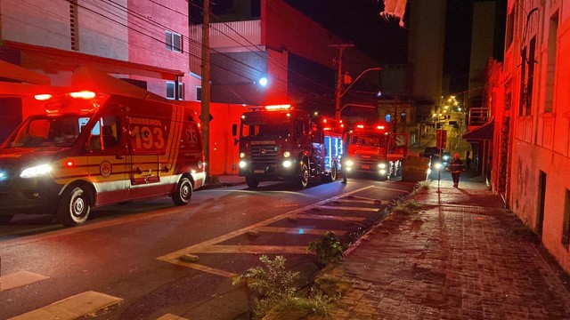 Incêndio atinge loja no Centro de Piracicaba e gera coluna de fumaça