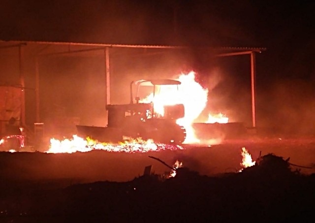 Incêndio atinge área de plantação de cana e barracão da prefeitura em Santa Cruz do Rio Pardo