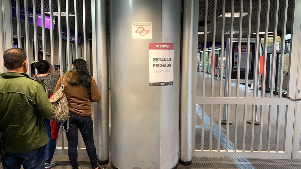 Passageiros relatam preço alto em transporte por aplicativo e lotação em ônibus em dia de greve de trens e metrôs em SP