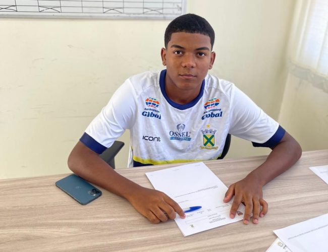 Jovem promessa do futebol brasileiro, Adalberto Santos Pereira Filho, assina contrato profissional com o Santo André