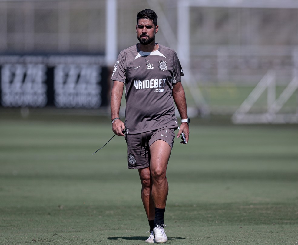 Do Bobinho aos Cultos: António Oliveira Imerso no Corinthians, Reside no CT no Início da Jornada