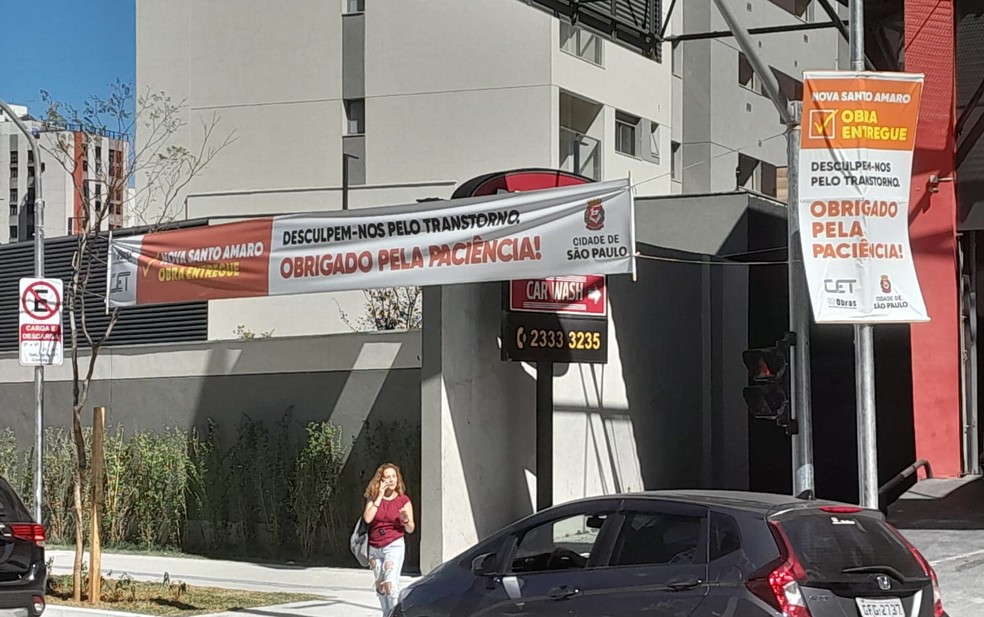 Faixas de Agradecimento na Av. Santo Amaro: Prefeitura de SP Sob Críticas por Violação da Lei Cidade Limpa