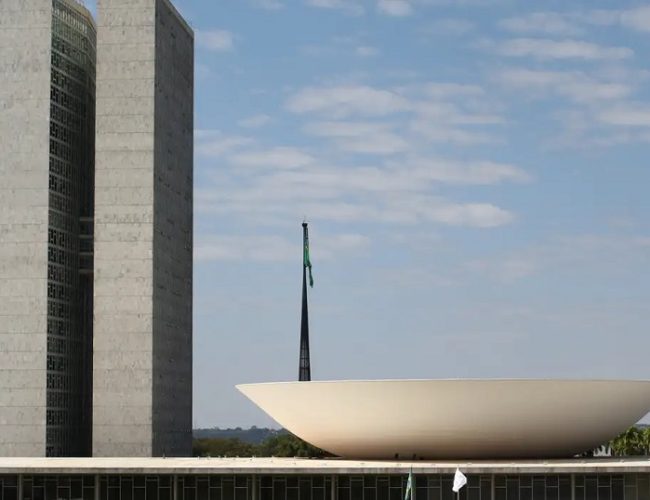 Câmara dos Deputados aprova urgência para projeto que equipara aborto a homicídio