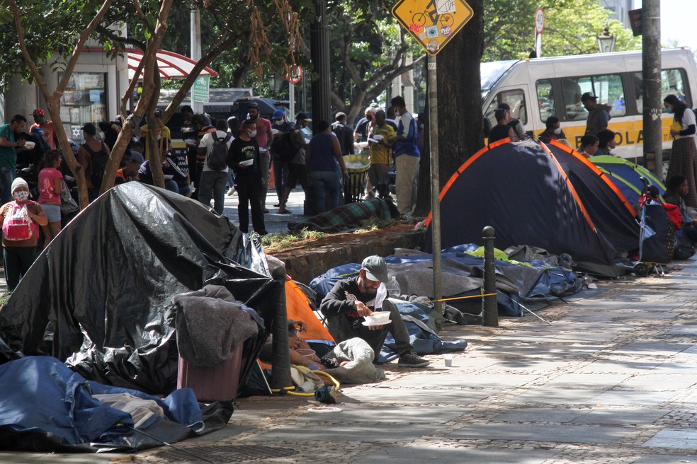 Câmara de SP aprova em 1ª votação projeto que prevê multa de R$ 17 mil a quem doar comida a moradores de rua; entenda
