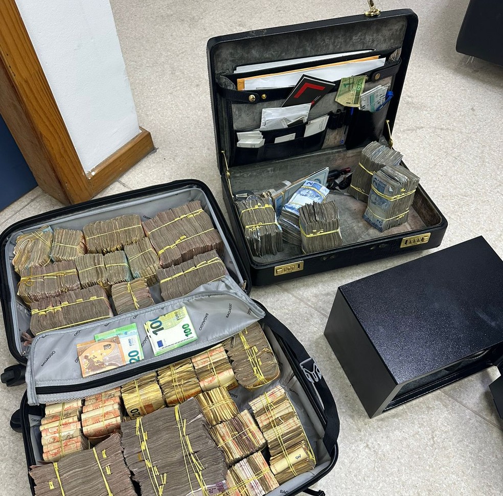 A polícia executa mandados contra uma organização criminosa suspeita de utilizar caminhões frigoríficos para o transporte de drogas.