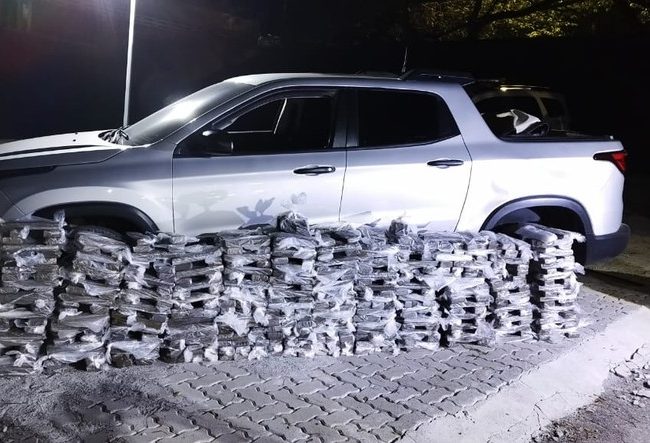 Motorista é preso em SP suspeito de usar picape roubada para transportar 400 kg de maconha que iram ao Porto de Santos