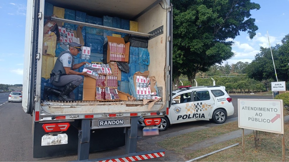 Homem é preso em flagrante com 400 mil maços de cigarros contrabandeados em rodovia de Assis