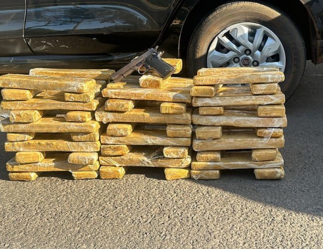 Ação policial apreende 59 tabletes de maconha e pistola carregada em fundo falso de carro, em Regente Feijó