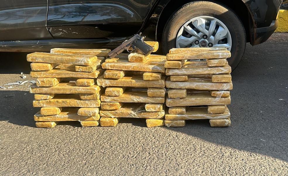 Ação policial apreende 59 tabletes de maconha e pistola carregada em fundo falso de carro, em Regente Feijó